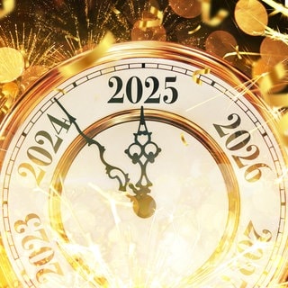 Eine goldene Vintage-Uhr umgeben von Konfetti, Lichtern, Feuerwerk und Funken. Die Zeiger stehen auf kurz vor Neujahr 2025.