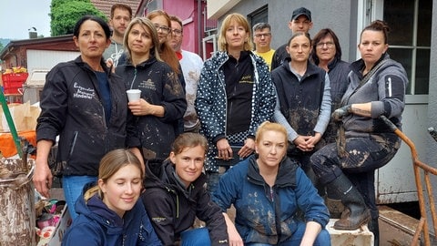 Familie und Angestellte der Rudersberger Metzgerei Hinderer: dreckverschmiert bei den Aufräumarbeiten nach dem Hochwasser. SWR1 Neuanfang: Werner und Dorothe: Nach der Flut – Aufbauen und Weitermachen! Sommer 2024: Dauerregen in BW. In Rudersberg zerstört ein Hochwasser die Metzgerei von Werner und Dorothe, einem Familienbetrieb seit sieben Generationen. Doch sie bauen alles wieder auf. 