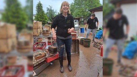 Dorothe Hinderer steht in Gummistiefeln zwischen der vom Hochwasser zerstörten Einrichtung ihrer Metzgerei. SWR1 Neuanfang: Werner und Dorothe: Nach der Flut – Aufbauen und Weitermachen! Sommer 2024: Dauerregen in BW. In Rudersberg zerstört ein Hochwasser die Metzgerei von Werner und Dorothe, einem Familienbetrieb seit sieben Generationen. Doch sie bauen alles wieder auf. 