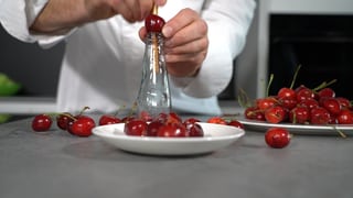 Kirschen entkernen mit einer Flasche und Strohhalm