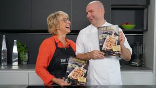 SWR1 Pfännle Moderatorin Petra Klein und Pfännle Koch Eberhard Braun mit dem neuen SWR1 Pfännle Magazin 2023