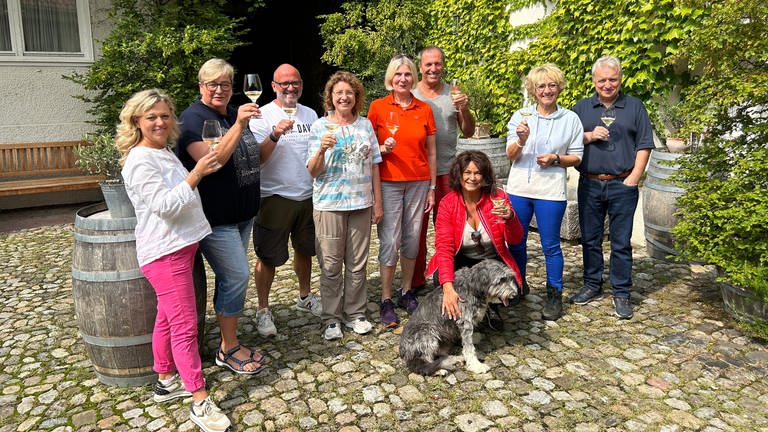 Moderatorin Petra Klein, Winzer Joachim Heger, Weinexpertin Natalie Lumpp und die Gewinner:innen der SWR1 Weinwanderung.