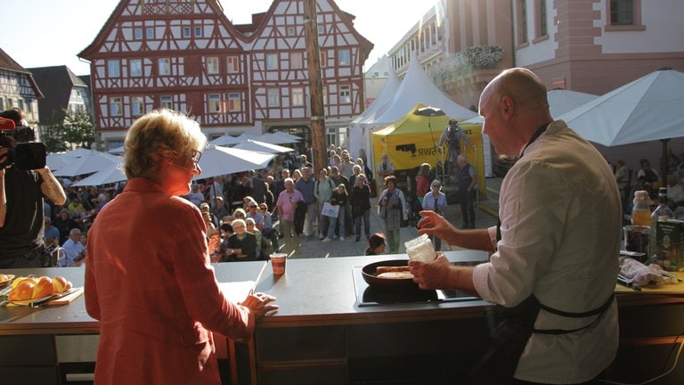 Wissen was 2023 war und bares Geld beim Quiz "SWR1 Tasse oder Kasse" gewinnen. (Foto: So schön war SWR1 Pfännle 2023 in Eppingen mit SWR1 Moderatorin Petra Klein und Pfännle-Koch Eberhard Braun.)