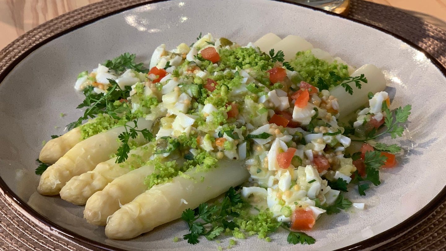 Spargel mit Kräuter-Ei-Bröseln als Topping