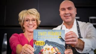 SWR1 Moderatorin Petra Klein und SWR1 Pfännle-Koch Eberhard Braun zeigen das SWR1 Pfännle Magazin 2024. Pasta passt immer! Und deshalb haben wir in diesem Jahr für euch die tollsten Nudel-Rezepte und Küchen-Käpsele zusammen gestellt. Wie immer mit regionalen Produkten aus der Heimat.