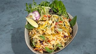 In einer Schale angerichteter veganer Glasnudelsalat im Asia-Style mit Limette, Ingwer und buntem Gemüsevon unserem SWR1 Pfännle-Koch Eberhard Braun