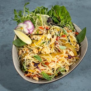 In einer Schale angerichteter veganer Glasnudelsalat im Asia-Style mit Limette, Ingwer und buntem Gemüsevon unserem SWR1 Pfännle-Koch Eberhard Braun