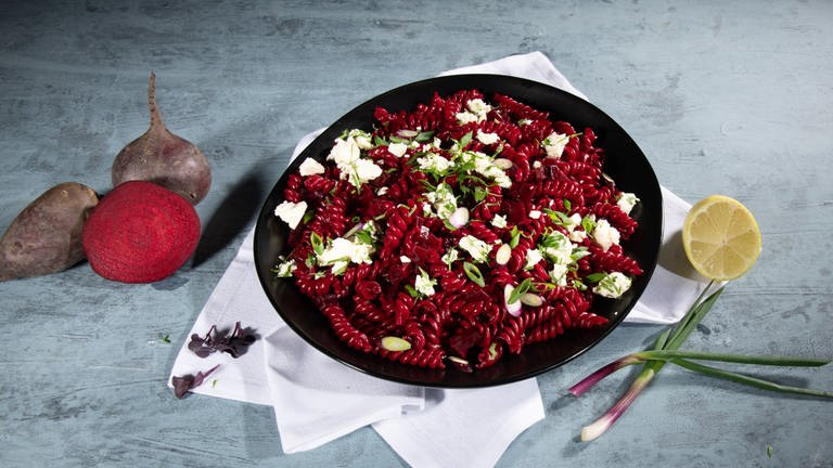 Auf einem Teller sind Fusilli mit Roter Bete und Schichtkäse angerichtet. Ein One Pot Pasta-Rezept von SWR1 Pfännle.