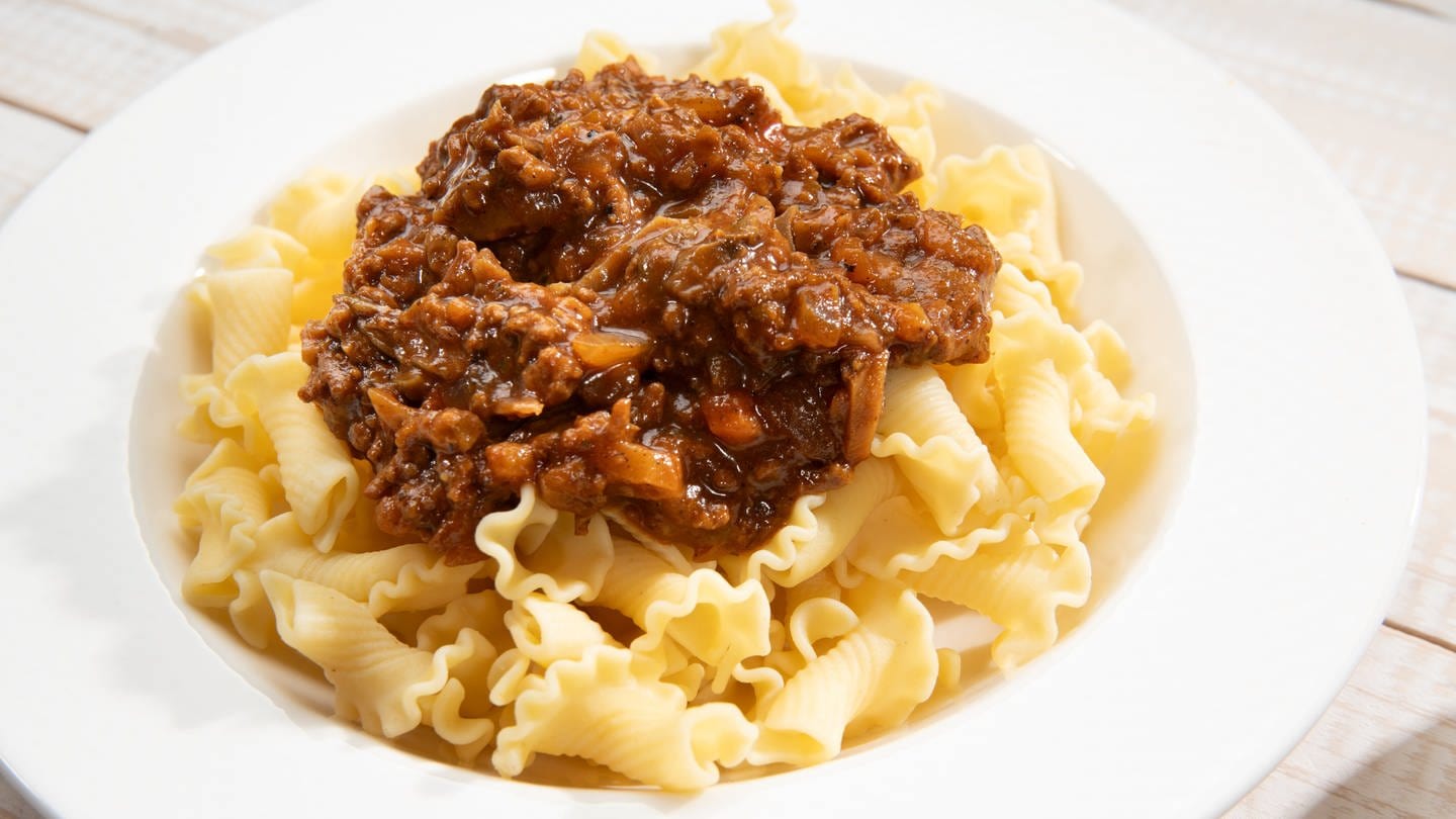 Auf einem Teller: Angerichtete Pasta mit einer Wild-Bolognese