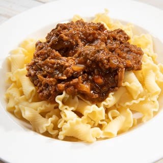 Auf einem Teller: Angerichtete Pasta mit einer Wild-Bolognese