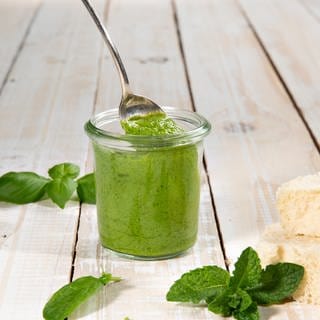 In einem Glas das frisch fertige cremige Kräuterpesto von SWR1 Pfännle-Koch Eberhard Braun.