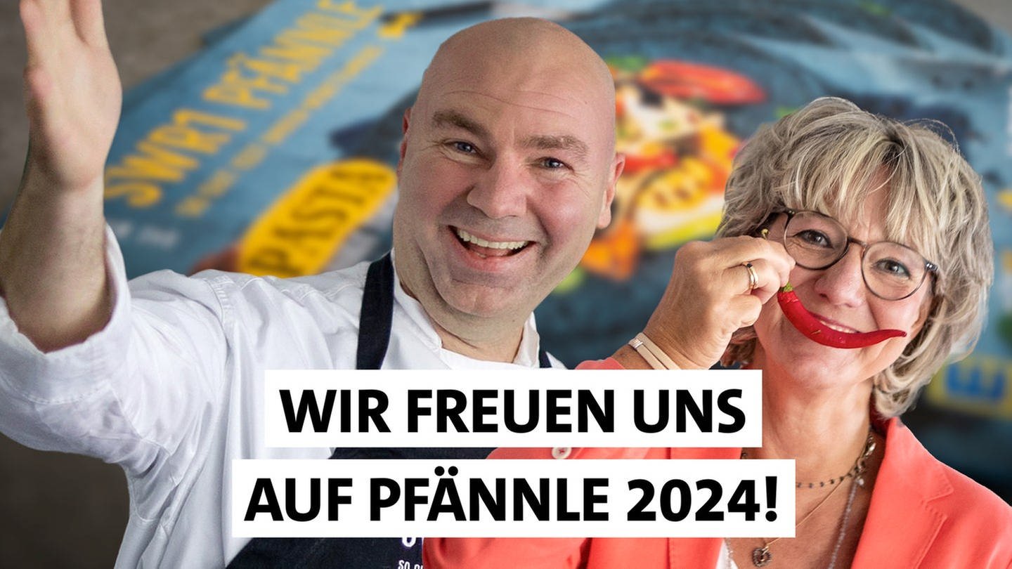 Pfännle Koch Eberhard Braun und SWR1 Moderatorin Petra Klein lachen, Petra Klein hält sich eine rote Chilischote wie einen lachenden Mund vor das Gesicht