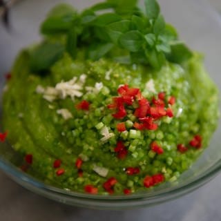 Grünes Kräuterpesto angerichtet in einer Glasschale. Pesto und Pasta, ein perfektes Match. Wir haben ein cooles, grünes Pesto für euch mit einem SWR1 Pfännle Küchen-Käpsele-Trick: Eiswürfel.