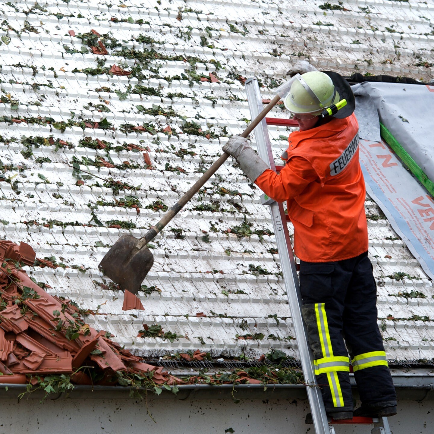 Nach Sturm Oder Unwetter: Welche Versicherung Zahlt Den Schaden? - SWR1 ...