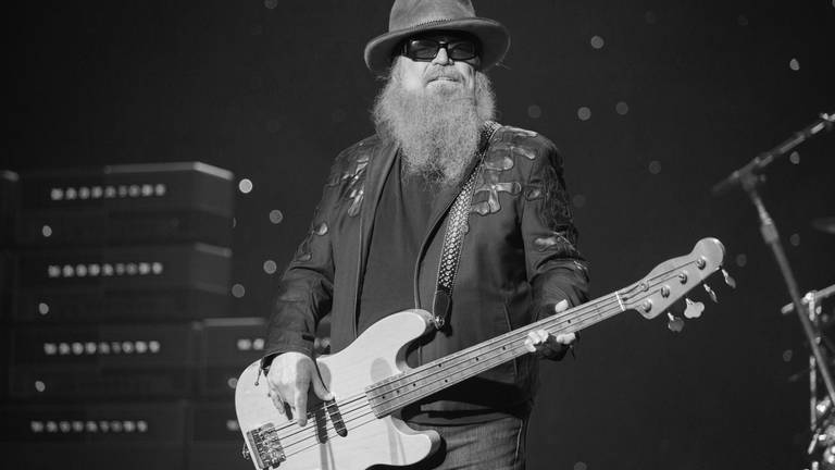 28. Juli: Hut, Sonnenbrille und Rauschebart. So kannte man den Bassist Dusty Hill auf der Bühne. Noch 2021 war er mit seiner Bluesrock-Band ZZ-Top ("Tush", "Gimme All Your Lovin") auf Tour, die er jedoch aus gesundheitlichen Gründen unterbrechen musste. Jetzt ist er im Alter von 72 Jahren überraschend gestorben.