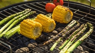 Vegetarisches Grillgut auf dem Grill.