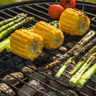 Vegetarisches Grillgut auf dem Grill.