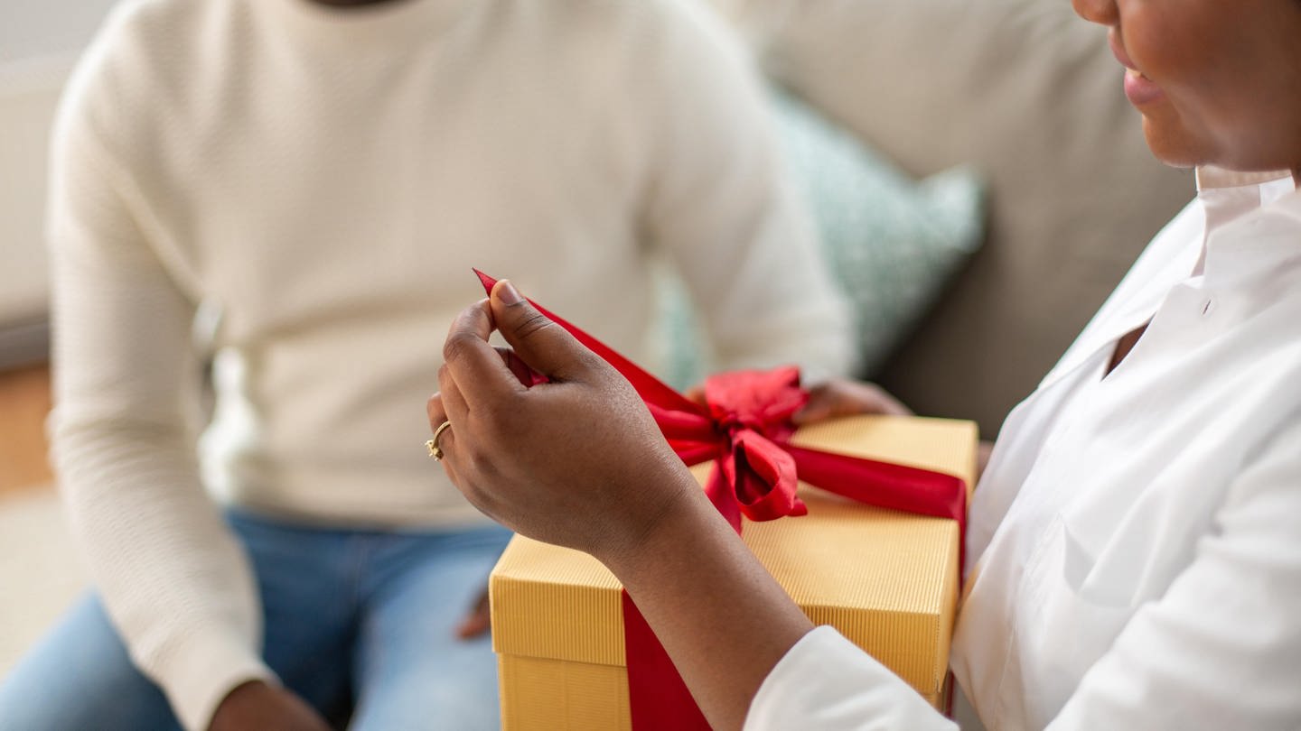 Ein Paar öffnet ein Weihnachtsgeschenk