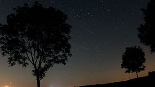 Sternschnuppe am Nachthimmel