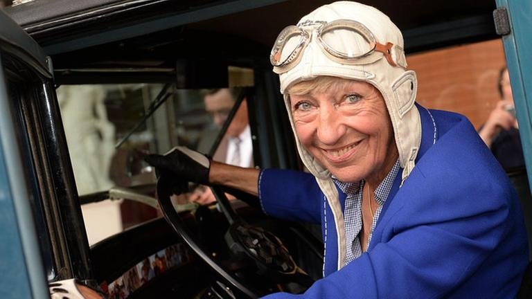 Mit ihrem Oldtimer Hudo fuhr Heidi Hetzer (81) um die Welt