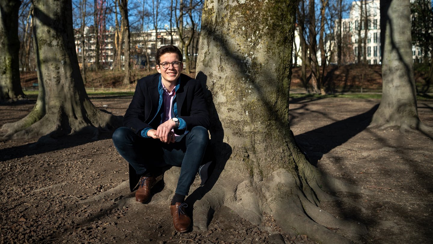 Felix Finkbeiner, Umweltaktivist und Gründer der Initiative Plant-for-the-Planet, sitzt unter einem Baum.