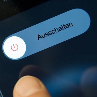 Ein Smartphone wird ausgeschaltet