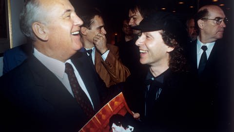Klaus Meine und Michail Gorbatschow (1992)