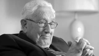 29. November: Der ehemalige US-Außenminister Henry Kissinger ist im Alter von 100 Jahren gestorben. 1938 floh er mit seiner Familie aus Nazi-Deutschland und wurde später Außenminister der USA. Auch nach seinem 100. Geburtstag am 27. Mai nahm er noch an Sitzungen im Weißen Haus teil und besuchte im Juli den chinesischen Präsidenten Xi Jinping.