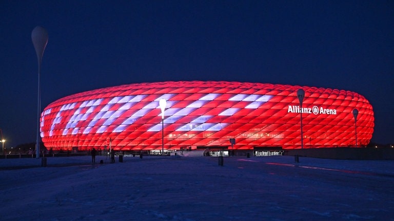 10. Januar: Im Gedenken an den "Kaiser" Franz Beckenbauer wurde das Fußballstadion des FC Bayern mit "Danke Franz" illuminiert. Der ehemalige Spieler und langjährige Präsident des Vereins war am 7. Januar im Alter von 78 Jahren gestorben.