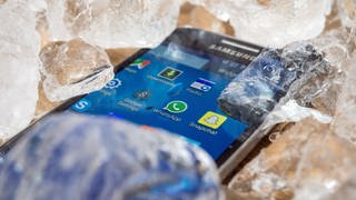 Smartphone mit Eiswürfeln | So schützen Sie Ihr Smartphone bei großer Hitze