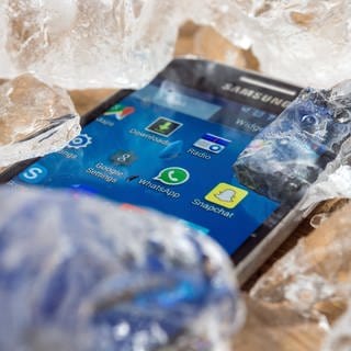 Smartphone mit Eiswürfeln | So schützen Sie Ihr Smartphone bei großer Hitze