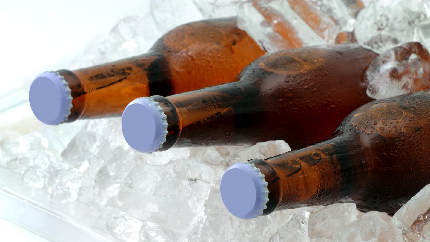 Bierflaschen auf Eis | So bekommen Sie Getränke schnell kalt