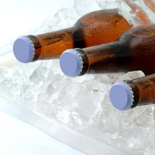 Bierflaschen auf Eis | So bekommen Sie Getränke schnell kalt