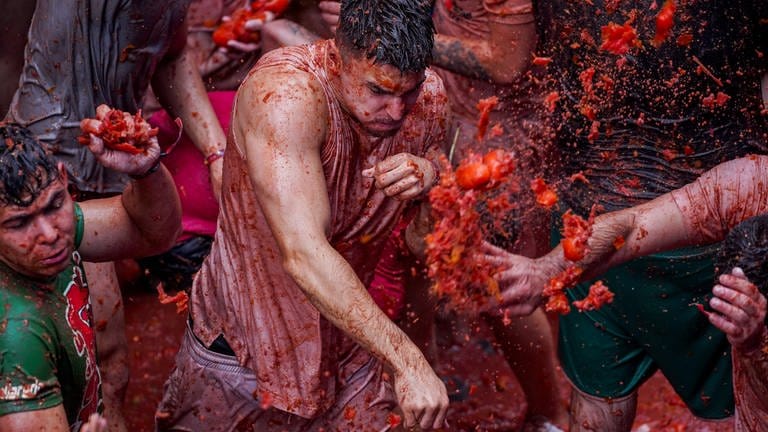 29. August: Menschen bewerfen sich mit Tomaten, während sie an der Tomatina de Buñol teilnehmen. Etwa 150.000 Kilo Tomaten kamen in sechs Lastwagen in Buñol an, um die Tomatina zu feiern, zu der 22.000 Teilnehmer erwartet werden. Die Tomaten wurden ausschließlich für das Fest produziert, das seit 1945 jährlich am letzten Mittwoch im August stattfindet.