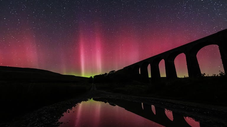 13. September: Was für ein schönes Naturschauspiel. Nordlichter leuchten über dem Ribblehead-Viadukt im Vereinigten Königreich. Dazu unser SWR1 Wetterexperte Andreas Machalica: "Es ist die Sonne, die für die Nordlichter sorgt. Von dort kommt immer wieder ein Partikelstrom. Das sind kleine, elektrische Teilchen, die von der Sonne ausgestoßen werden und auf das Erdmagnetfeld treffen. Dann werden die Luftmoleküle zum Leuchten angeregt und man kann die wunderbaren Nordlichter sehen."