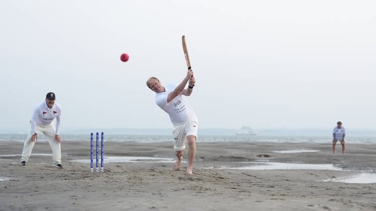 20. September: Cricket auf dem Rasen kann ja jeder, haben sich vor 40 Jahren wohl die Mitglieder des Royal Southern Yacht Club und des Island Sailing Club gedacht und verlagerten das Spiel auf die Sandbank Bramble Bank an der Südküste Großbritanniens. Einmal im Jahr treffen dort die beiden Teams bei Ebbe aufeinander. 2008 und 2012 war das Spiel besonders feucht, denn beide Teams standen bis zu den Knien im Wasser. 