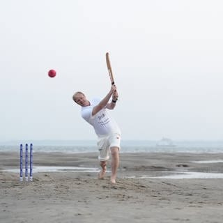 20. September: Cricket auf dem Rasen kann ja jeder, haben sich vor 40 Jahren wohl die Mitglieder des Royal Southern Yacht Club und des Island Sailing Club gedacht und verlagerten das Spiel auf die Sandbank Bramble Bank an der Südküste Großbritanniens. Einmal im Jahr treffen dort die beiden Teams bei Ebbe aufeinander. 2008 und 2012 war das Spiel besonders feucht, denn beide Teams standen bis zu den Knien im Wasser. 