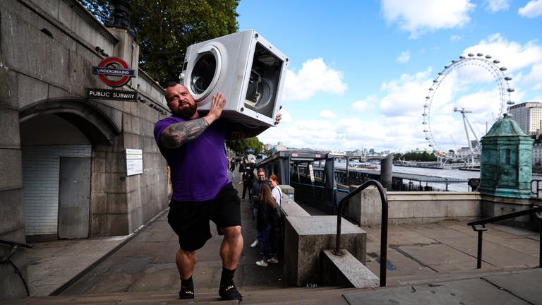 26. September: Für die Aktion "Reparieren, nicht ersetzen" packt Eddie Hall, sechsmaliger stärkster Mann Großbritanniens, für das Fotoshooting richtig zu. Und das als bekennender "ungeschickter Mann", der mit Handwerk nix am Hut hat. Neue Untersuchungen zeigen, dass das Land über 9 Milliarden £ pro Jahr verschwendet, da defekte Geräte nicht repariert, sondern direkt ersetzen werden.