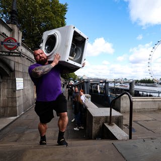 26. September: Für die Aktion "Reparieren, nicht ersetzen" packt Eddie Hall, sechsmaliger stärkster Mann Großbritanniens, für das Fotoshooting richtig zu. Und das als bekennender "ungeschickter Mann", der mit Handwerk nix am Hut hat. Neue Untersuchungen zeigen, dass das Land über 9 Milliarden £ pro Jahr verschwendet, da defekte Geräte nicht repariert, sondern direkt ersetzen werden.