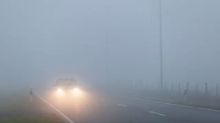 Ein Auto fährt durch dichten Nebel | Das solltet ihr bei Fahrten im Nebel unbedingt beachten