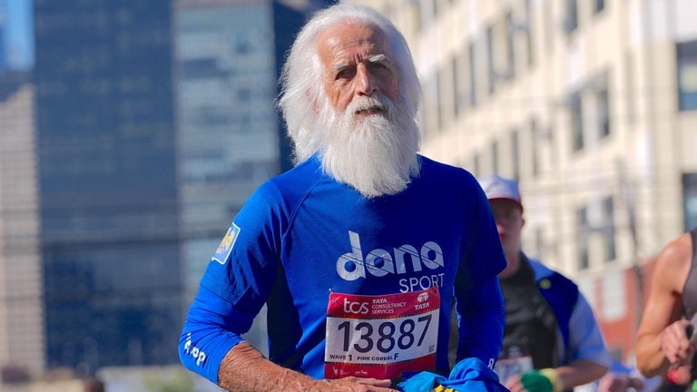 4. November: Dass Ausdauersport bis ins hohe Alter betrieben werden kann, zeigt das Foto dieses Läufers beim 53. New York City Marathon in New York, USA. Die 42 Kilometer lange Strecke startet auf der Insel Staten Island, führt quer durch die Stadtteile Brooklyn, Queens und die Bronx und endet schließlich im berühmten Central Park in Manhattan.