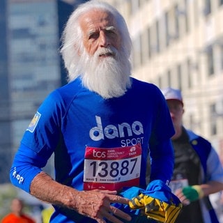 4. November: Dass Ausdauersport bis ins hohe Alter betrieben werden kann, zeigt das Foto dieses Läufers beim 53. New York City Marathon in New York, USA. Die 42 Kilometer lange Strecke startet auf der Insel Staten Island, führt quer durch die Stadtteile Brooklyn, Queens und die Bronx und endet schließlich im berühmten Central Park in Manhattan.