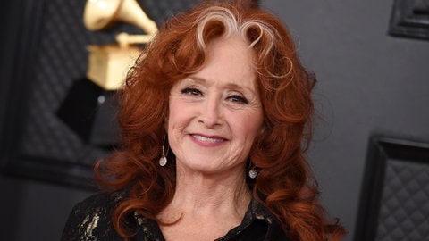 Songwriterin und Gitarristin Bonnie Raitt feiert im November 2024 ihren 75. Geburtstag.