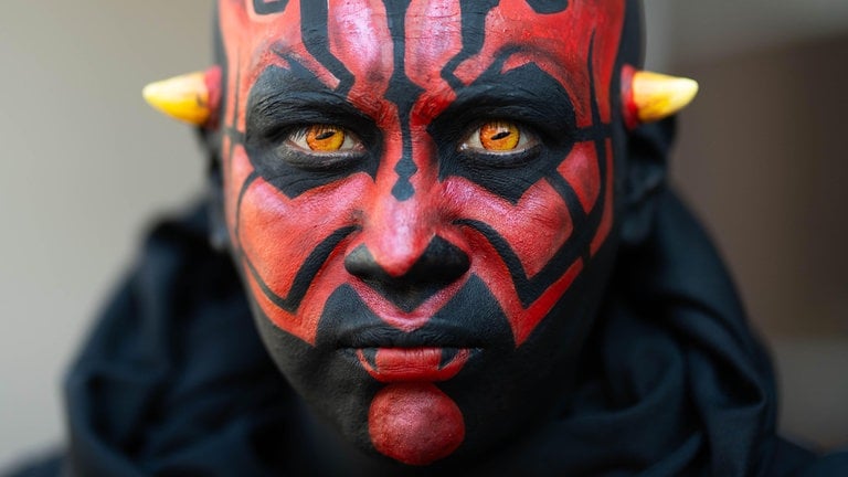 18. November:  Auch der Sith-Lord Darth Maul nimmt an der 6. Star Wars Convention in Mexiko-Stadt teil. Dutzende Star Wars-Fans und Mitglieder der Star Wars Legion 99 treffen sich dort, um die legendären Filme von George Lucas zu feiern. 