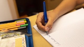 Ein Kind schreibt einen Text | Grundschüler in Erpel wehren sich gegen Bauschutt auf dem Sportplatz