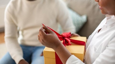 Ein Paar öffnet ein Weihnachtsgeschenk | Schenken leicht gemacht: Geschenkideen zu Weihnachten für Menschen, die alles haben