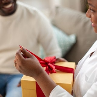 Ein Paar öffnet ein Weihnachtsgeschenk | Schenken leicht gemacht: Geschenkideen zu Weihnachten für Menschen, die alles haben