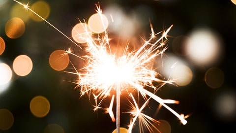 Eine Wunderkerze an Silvester | Wunderkerzen und mehr: Vier Alternativen zum Feuerwerk an Silvester