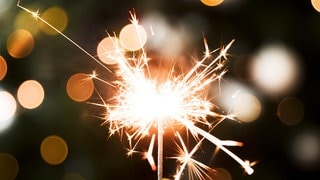 Eine Wunderkerze an Silvester | Wunderkerzen und mehr: Vier Alternativen zum Feuerwerk an Silvester