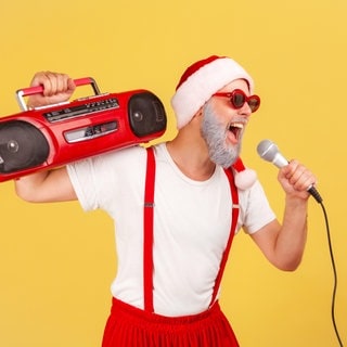 Weihnachtsmann mit Radio, Kopfhörer und Mikrophon